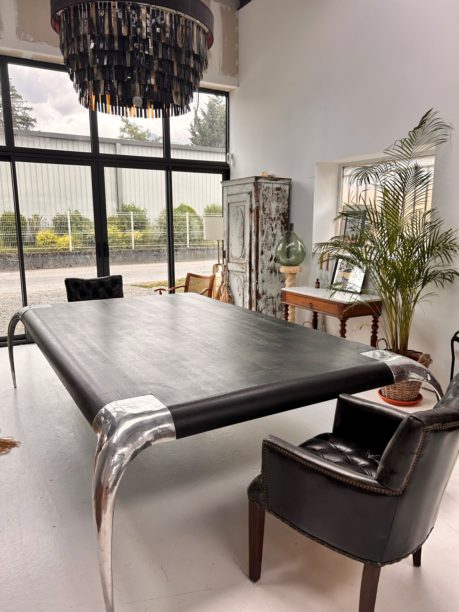 Ara table detail – sculptural presidential table