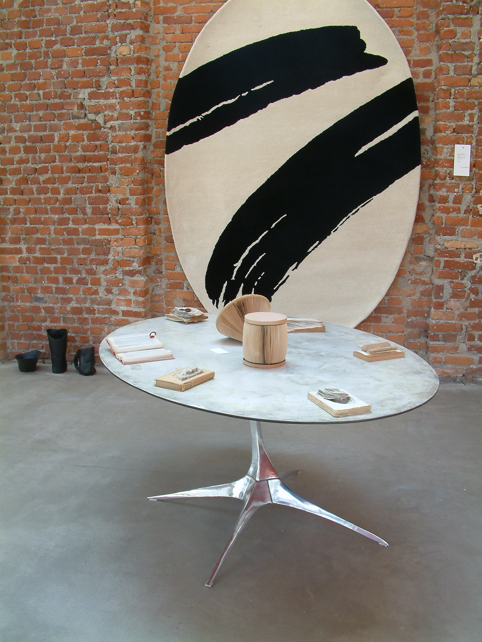 Kiplo oval and circular table with polished aluminium central leg and stone like top